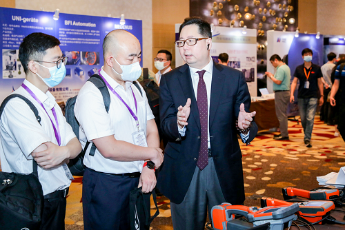 北京韋林公司孫總在現場為與會人員介紹韋林工業內窺鏡產品