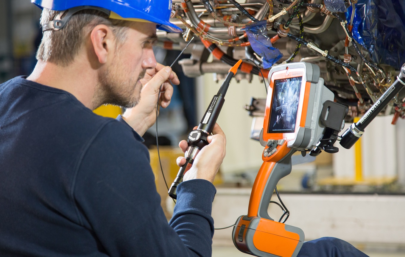 使用2.2mm工業(yè)視頻內(nèi)窺鏡檢測發(fā)動機(jī) 使用2.2mm工業(yè)視頻內(nèi)窺鏡檢測發(fā)動機(jī)