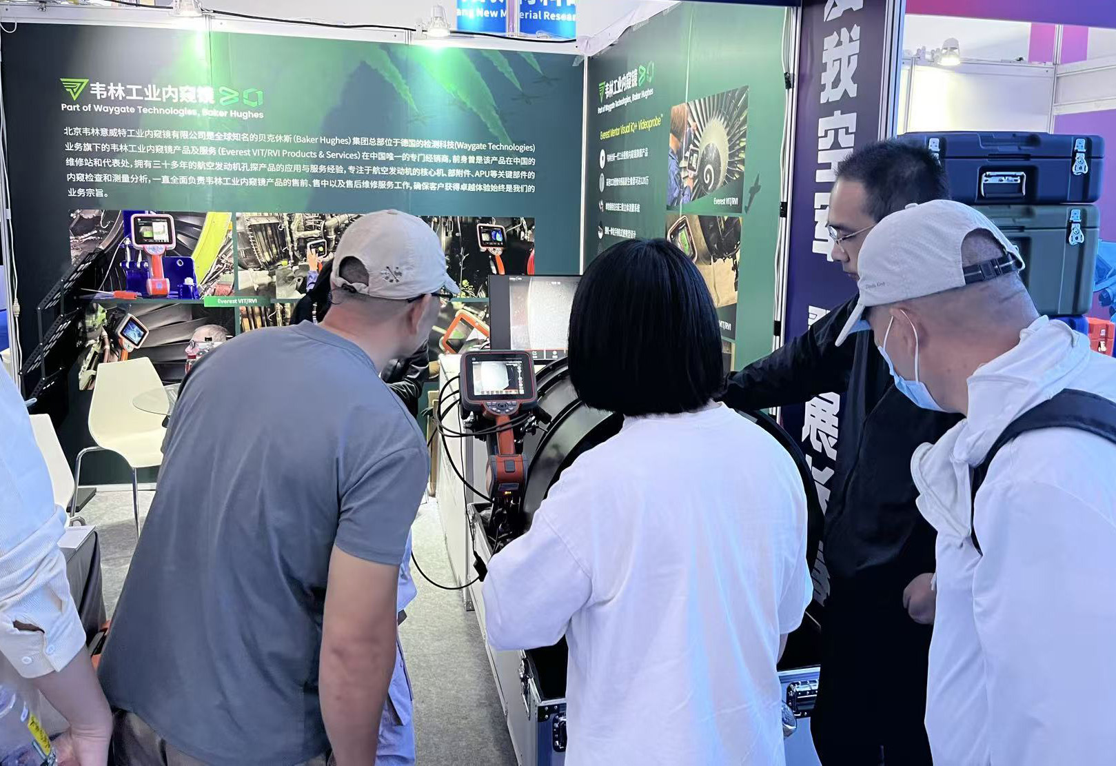 各界觀(guān)眾及嘉賓蒞臨韋林展位交流 各界觀(guān)眾及嘉賓蒞臨韋林展位交流